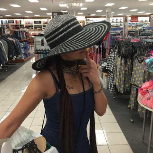 Meet your Posher, Miss Anita - Picture 11 of 11